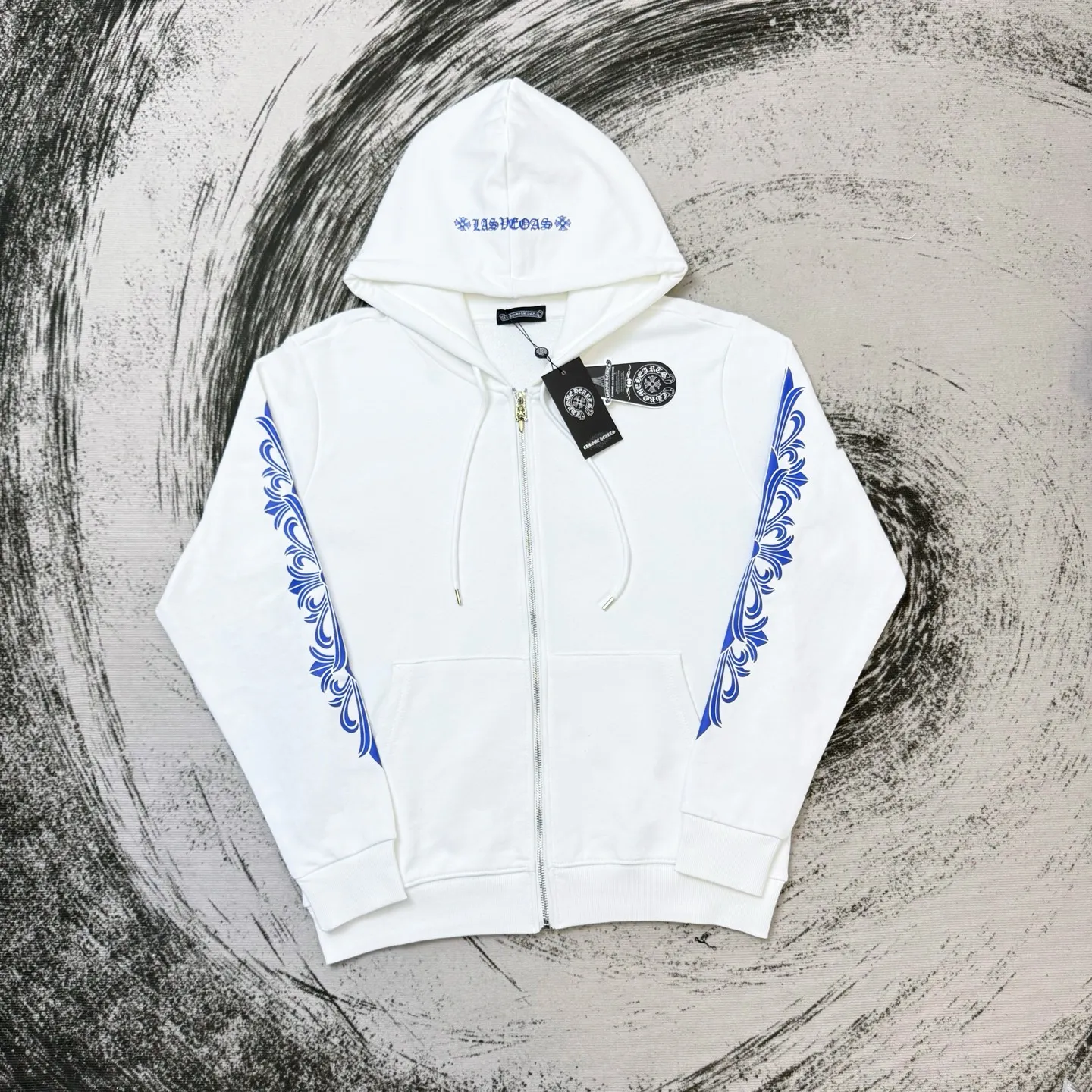 P290 ChromeHearts Rolling Stone Blue Tongue Hooded Jacket, the same style as ChromeHearts counters. Made of 430g double-ply double-yarn pure cotton terry fabric. Original custom hardware zipper. Details are restored in place. Very textured on the handle. Three-dimensional and atmospheric. Versatile and easy to wear in autumn. Simple and elegant. Adopts os version. The upper body effect is great. Suitable for all body types. Soft and comfortable. CH letter offset printing on the front and blue tongue text offset printing on the back. Small punctuation on the hem. Machine washable. No fading, no deformation, complete accessories, original mold opening, perfect restoration of zp 2:1, same style for men and women, versatile and easy to match, size s m l xl color white